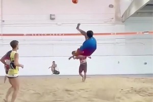 老了還是足球精靈！沙灘足球場的小羅還是寶刀未老