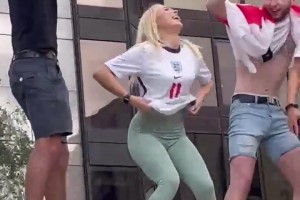 網(wǎng)飛出英格蘭歐洲杯決賽紀錄片，女球迷：為啥我脫衣慶祝沒入鏡？